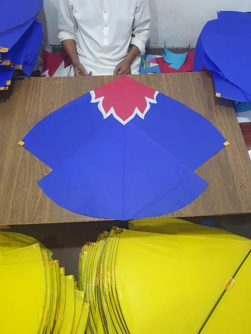 1 tawa gudda kite in blue with a red and white top